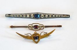 15ct gold crescent and heart-shaped bar brooch set blue stone,