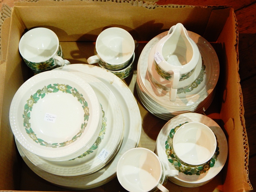 Quantity Spanish "Pontesa" pottery dinnerware,