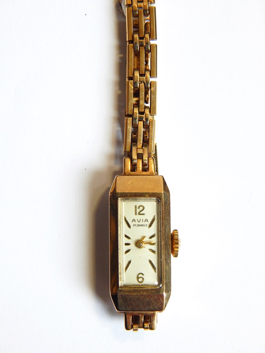 Lady's Avia 9ct gold wristwatch with rectangular dial and gate-pattern bracelet strap, approx.