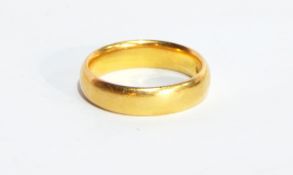 A 22ct gold wedding ring, 7.9g approx.