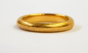 A 22ct gold wedding band, approx. 5.