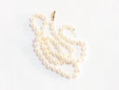 A cultured pearl necklace with 9ct gold clasp (clasp broken)