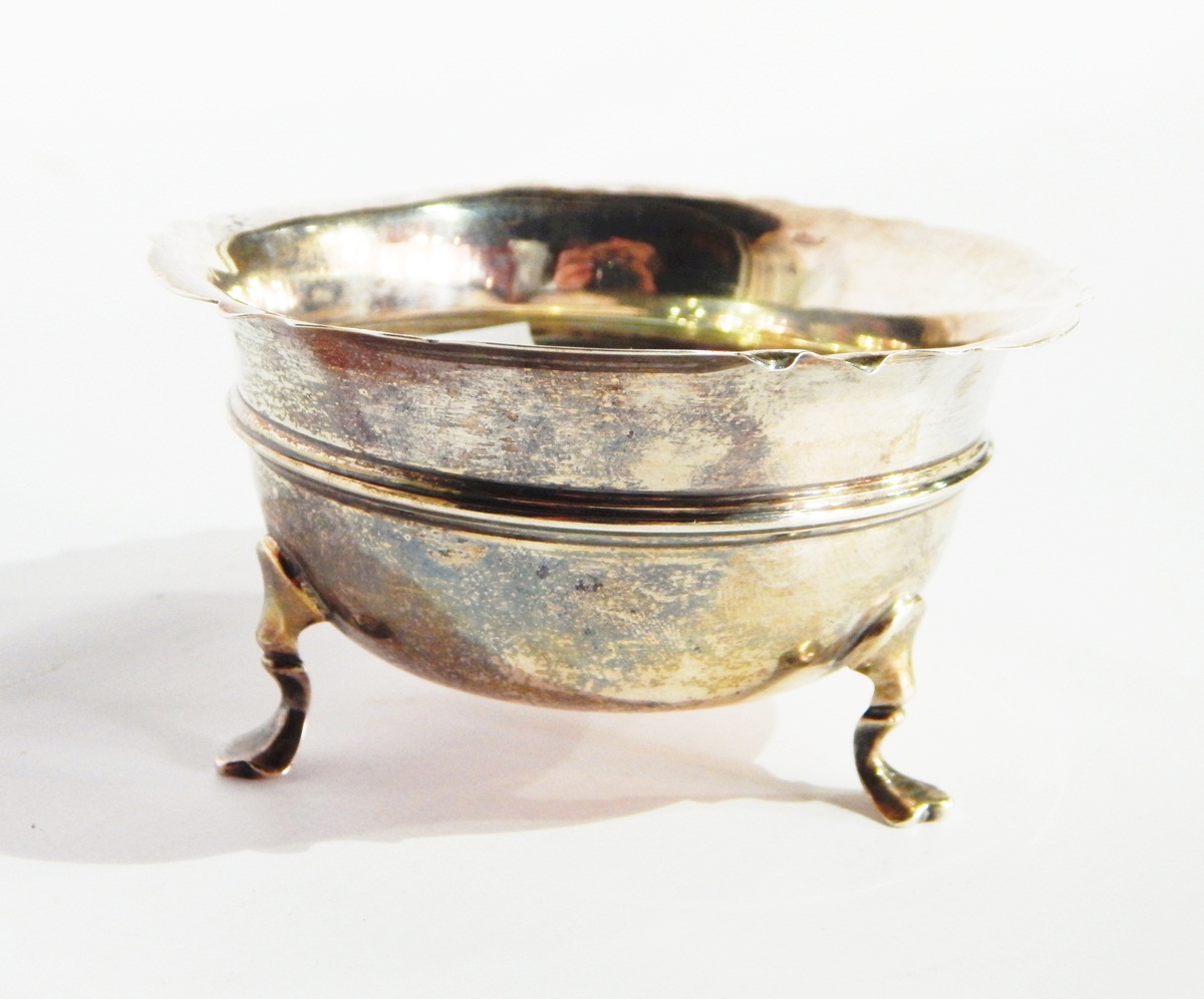 An Edwardian silver sugar bowl with cut card borders, raised on pad feet, - Image 2 of 3