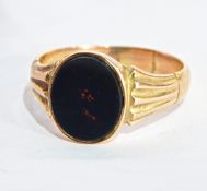 A gent's 9ct gold and bloodstone ring set oval stone with reeded shoulders