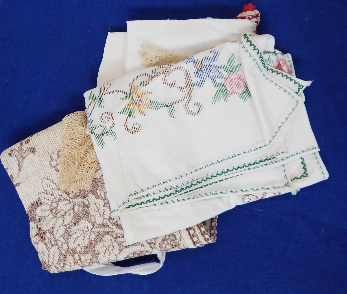 Assorted table linen and other pieces (1 box)