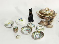 An early 19th century small china pot pourri bowl and cover, possibly Derby,