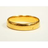 A yellow metal wedding ring (marks rubbed), 4.9g approx.