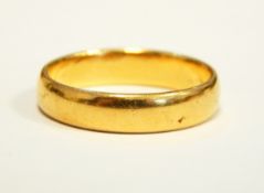 A yellow metal wedding ring (marks rubbed), 4.9g approx.