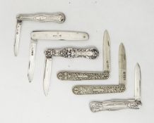 A George silver IV fruit knife with floral decoration together with five others (6)