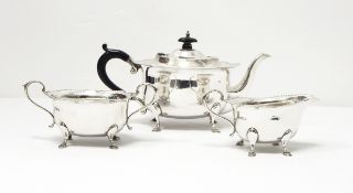 An Edwardian silver three-piece teaset by James Deakin & Sons, Sheffield 1905, comprising teapot,