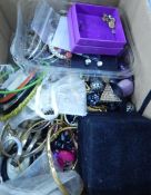 A quantity of costume jewellery,