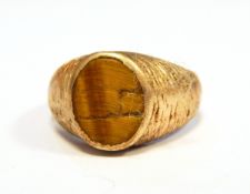 9ct signet ring with hardstone inset to top, 5.