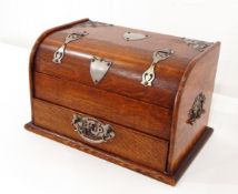 An Edwardian oak jewellery box with plated mounts,