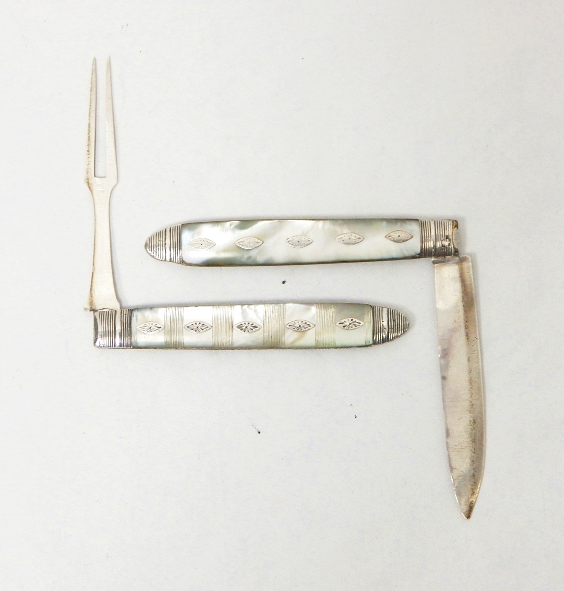 A Georgian silver knife and folding fork set with mother-of-pearl handles, insert metal decorations, - Image 3 of 3