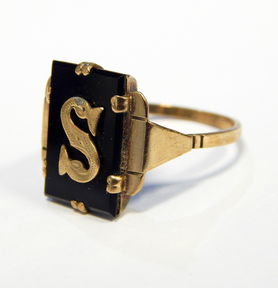 9ct gold and black onyx initial ring "S"