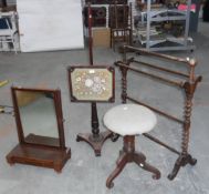 An early Victorian mahogany polescreen,