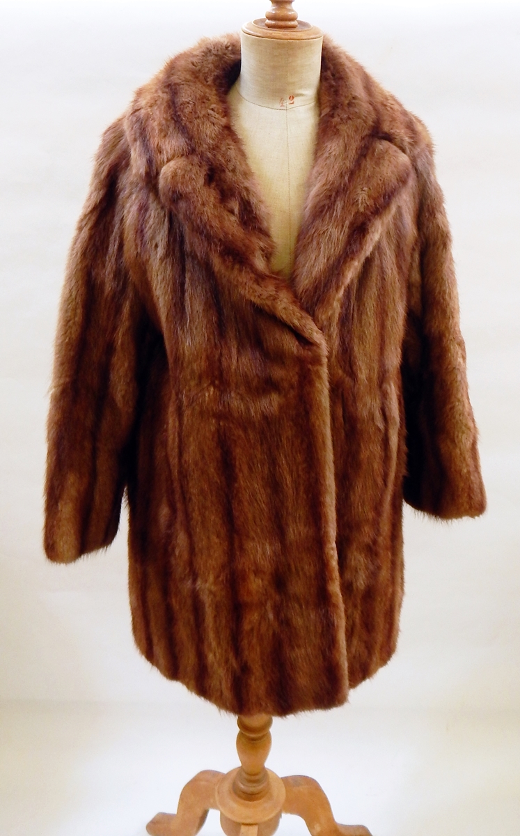 Two fox fur capes, - Image 4 of 5