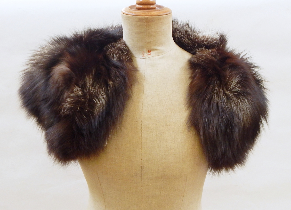 Two fox fur capes, - Image 2 of 5