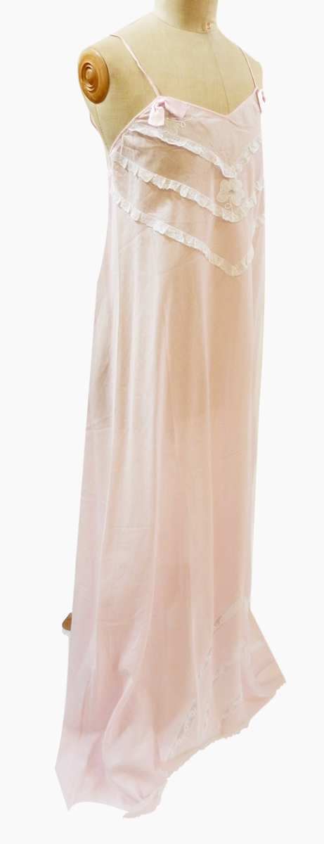 A pink cotton negligee set trimmed with lace and pink ribbon and pique flowers, - Image 2 of 3