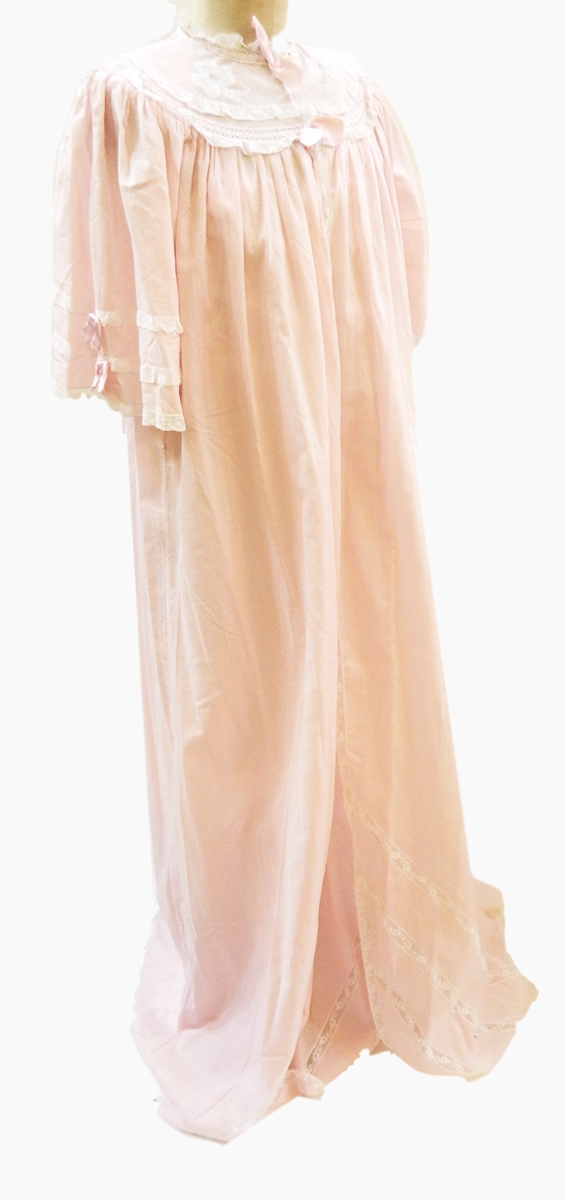 A pink cotton negligee set trimmed with lace and pink ribbon and pique flowers, - Image 3 of 3