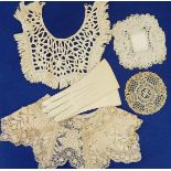 Quantity of lace and lace trimmed linen, including collars,