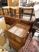 A mahogany kneehole pedestal desk with six flanking drawers to frieze,