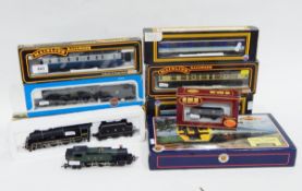 Bachmann Branchline '00' gauge 1582 car set (boxed), an Airfix railway system,