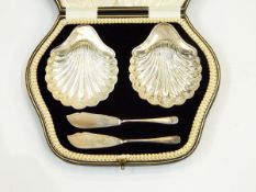 Pair of silver butter shells and knives, Sheffield 1905,