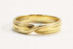 18ct gold wedding ring of crossover design