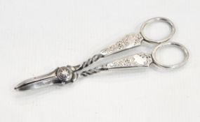 Pair of silver grape scissors, Sheffield 1894 having chased decoration, 2.