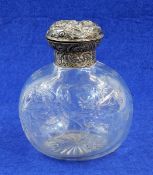 Silver mounted glass scent bottle, the embossed hinged cover by William Comyns, London,