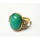 Gold and turquoise ring, central cabochon and split shoulders,