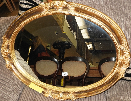 A 20th century giltwood framed oval wall mirror 
H 80cm x W 62cm - Bild 2 aus 2