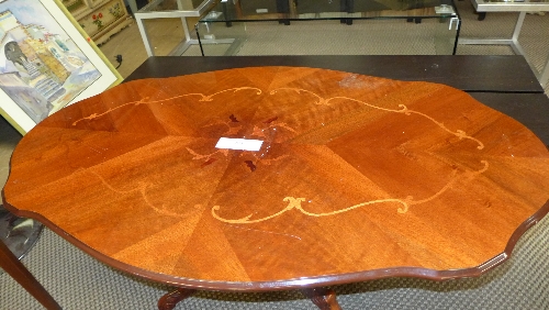 A 20th century Italian walnut and inlaid low table of ovoid outline on a carved quatreform base L - Bild 2 aus 2