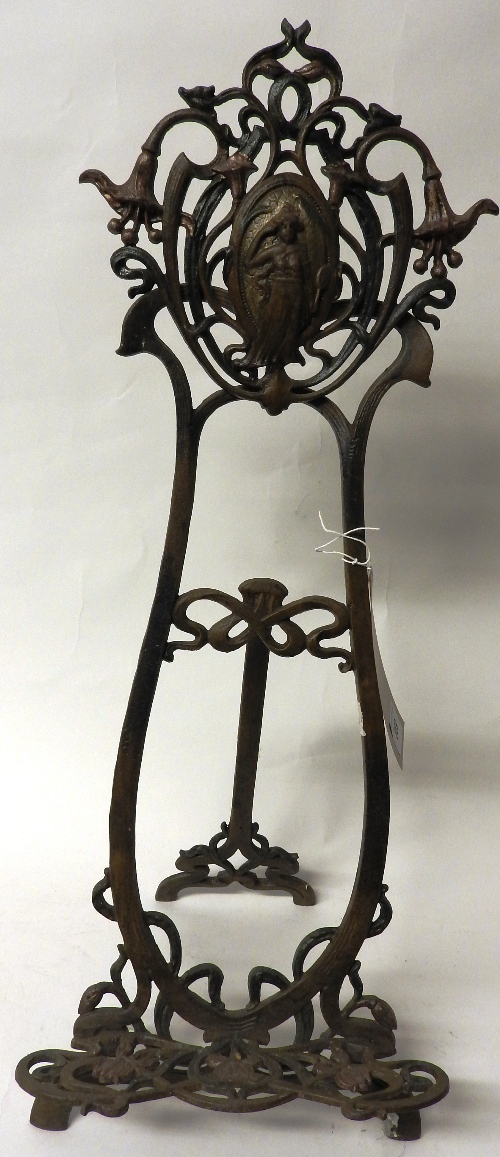 A gilt metal easel in Art Nouveau style 
67 cm x 24 cm