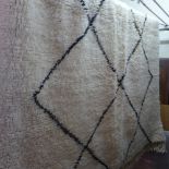 A Moroccan handmade wool berber rug (also known as Beni Ourain) with geometric design - 100%