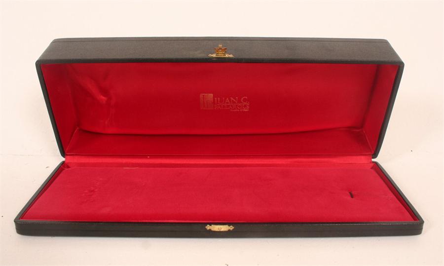 A red leather violin case (length 78cm) together with a music stand and a musical instrument case ( - Bild 3 aus 22