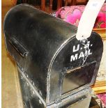 A vintage US mail box