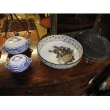 A miscellaneous lot of porcelain dishes and tureens,
