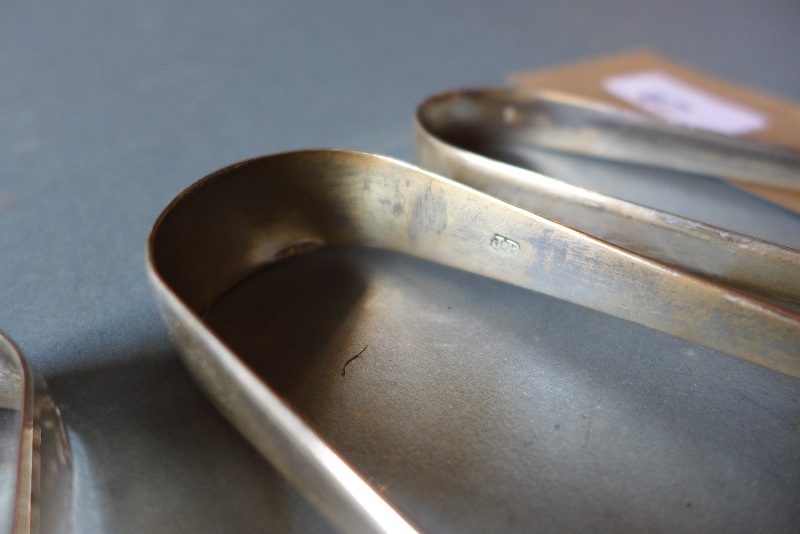 A collection of hallmarked silver items including sugar tongs and coffee spoones - Bild 2 aus 2