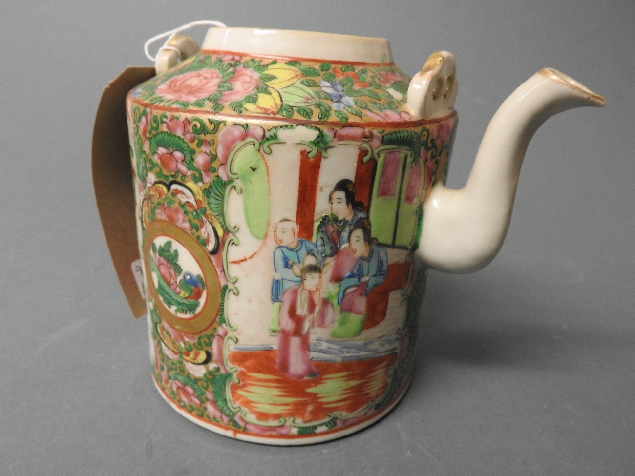 A Cantonese porcelain tea pot with figural detailing - Bild 2 aus 2