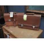 A pair of brown gentlemens leather briefcases (2)