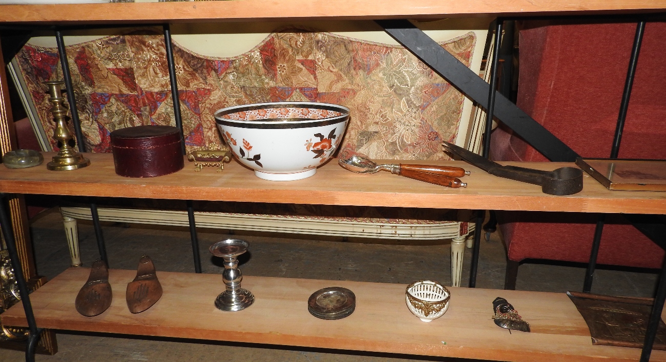 A large box of miscellaneous items to include a Chinese bowl and others (qty) - Bild 2 aus 2