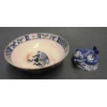 An 18th Century Chinese porcelain bowl with painted detailing (A/F),