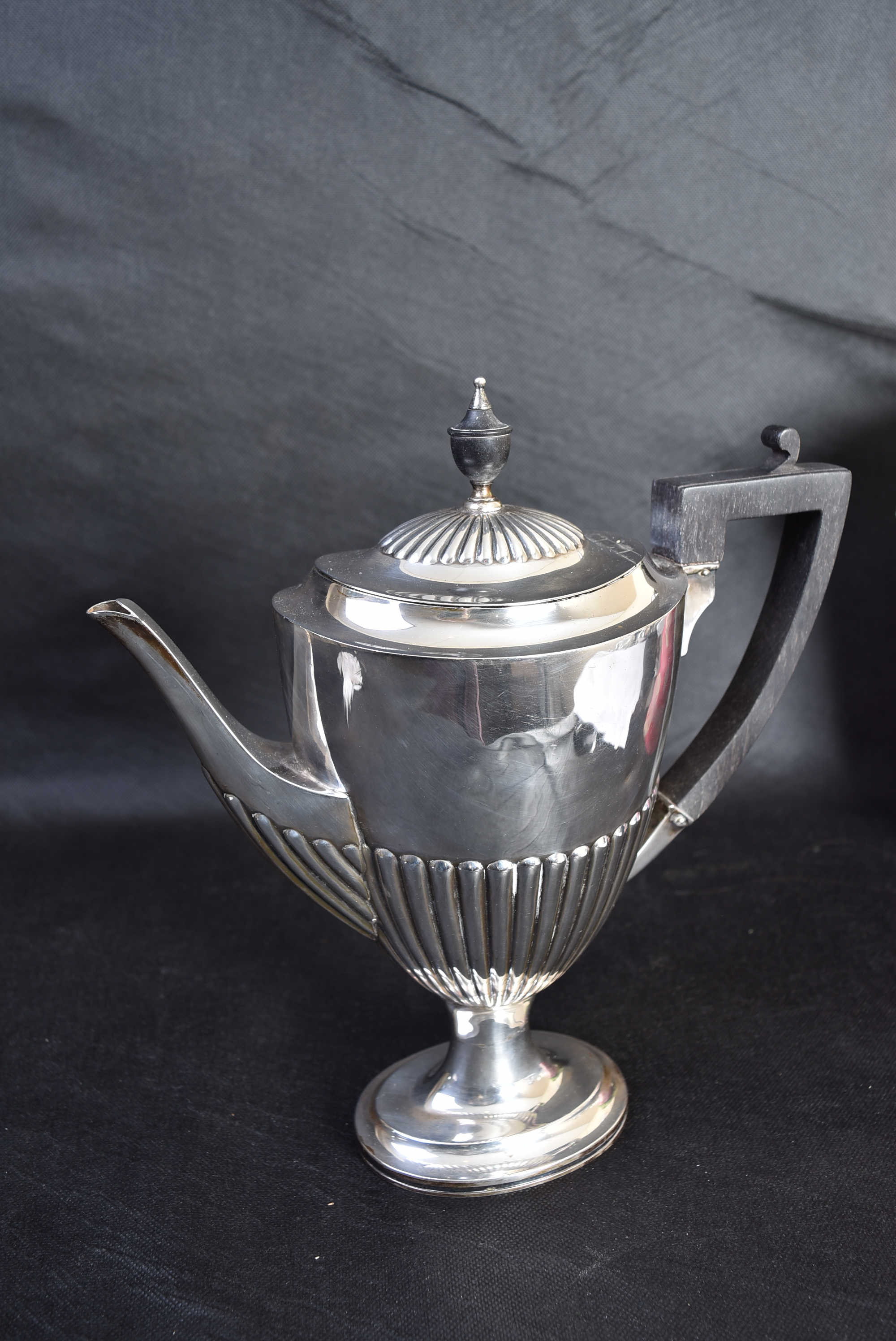 Half fluted coffee pot with sieve 1899