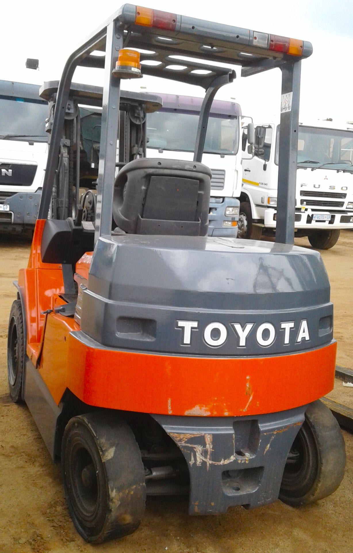 2004 TOYOTA 3 TON DIESEL FORKLIFT - (7FBJ311417) - Image 2 of 2