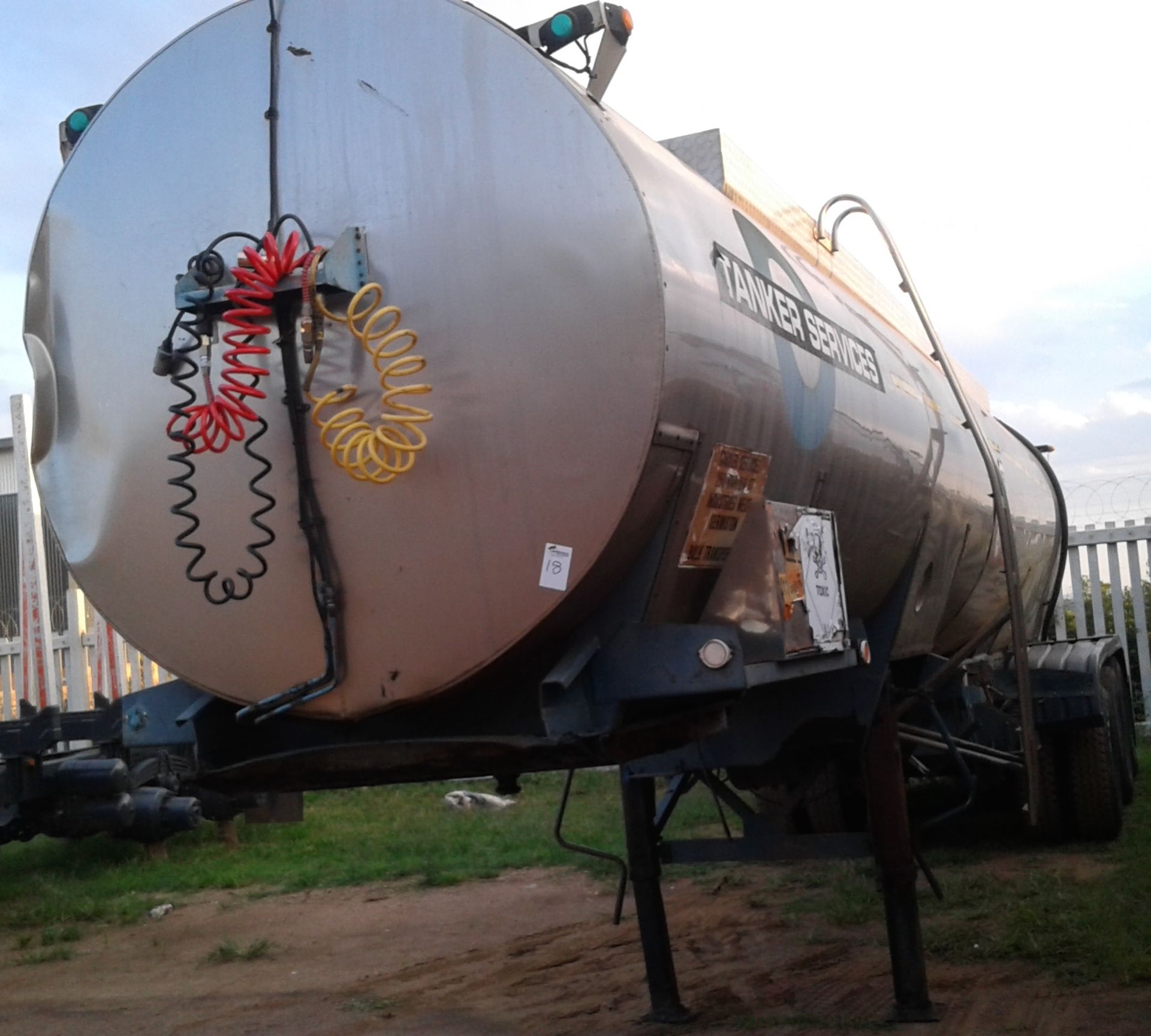 1987 HENRED TRI-AXLE STAINLESS STEEL TANKER TRAILER - (LLP965GP)