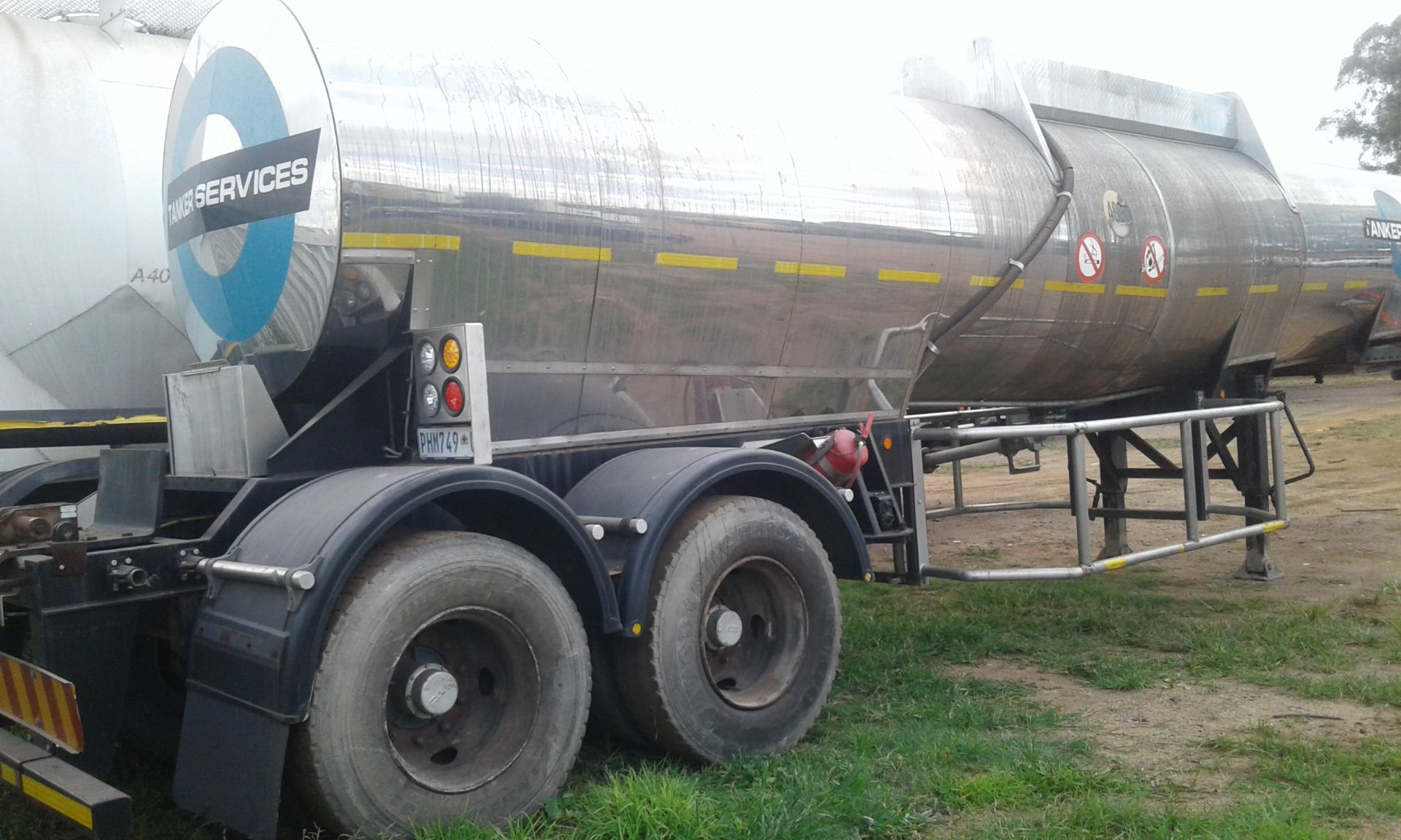 2003 GRW DOUBLE AXLE STAINLESS STEEL TANKER TRAILER - (PHM749GP) - Image 2 of 4