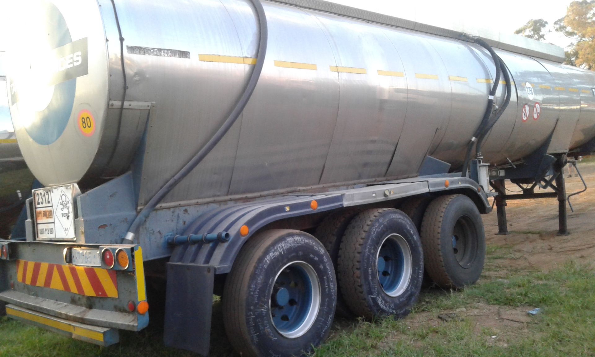 1987 HENRED TRI-AXLE STAINLESS STEEL TANKER TRAILER - (LLP965GP) - Image 2 of 4
