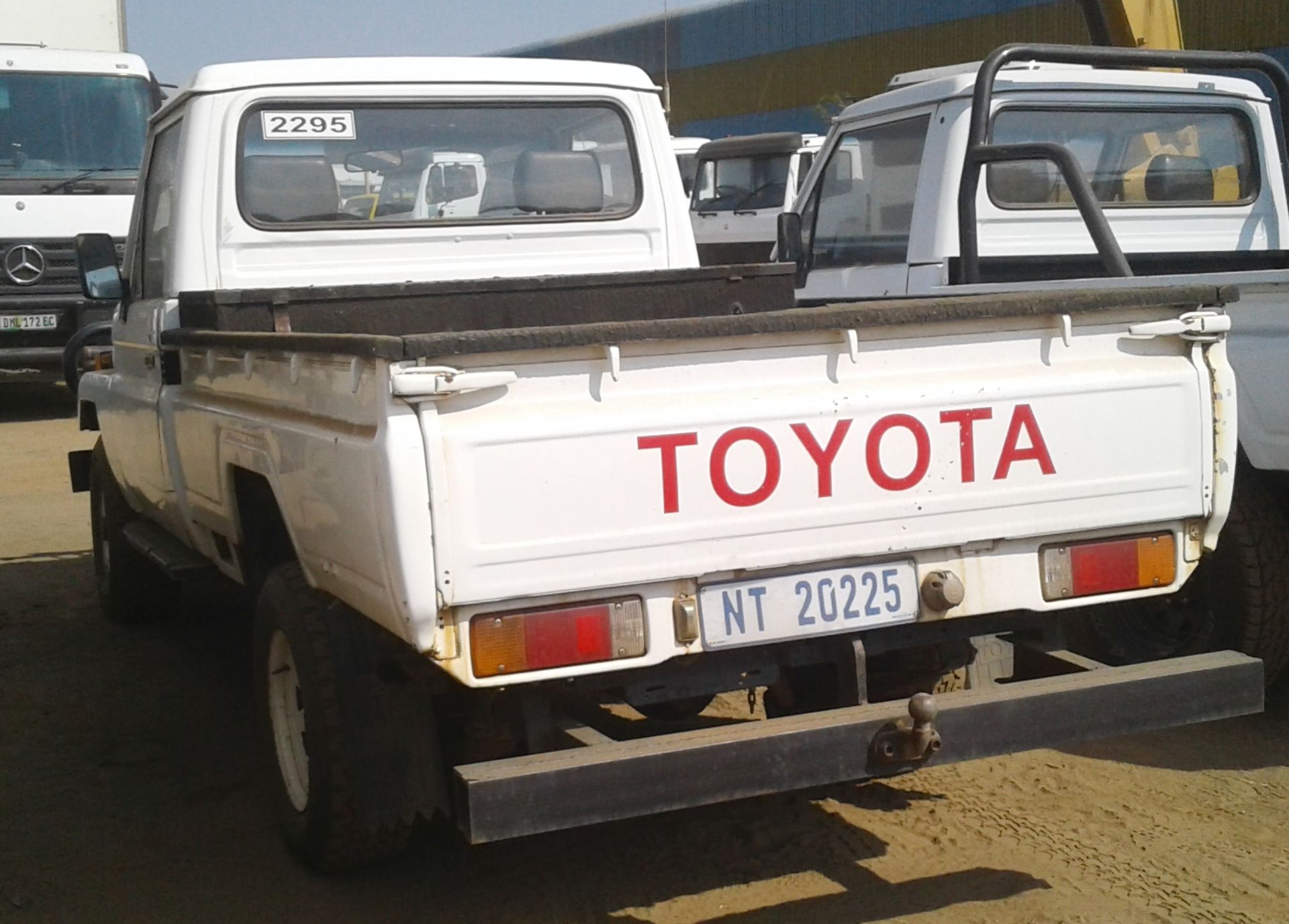 TOYOTA 4X4 LANDCRUISER - (NT20225) - Image 2 of 3